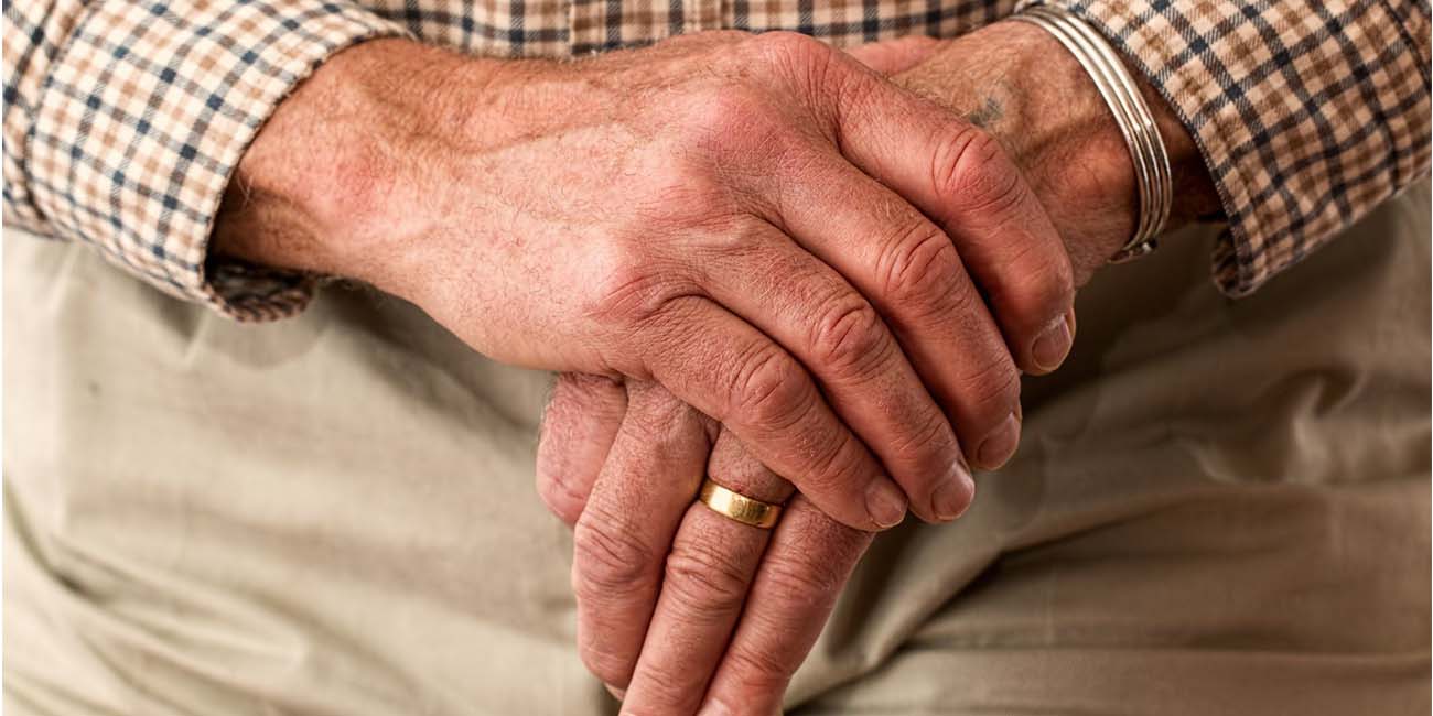 老年人漏尿该怎么治疗？这3种应对方式，速速收藏